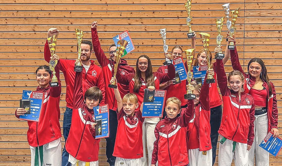 Das Team von Taekwondo Mühlacker bejubelt seine Ausbeute beim hochkarätig besetzten Pokalturnier in Bretten: Siebenmal Gold, zweimal Silber und einmal Bronze lautet die Bilanz. Foto: privat