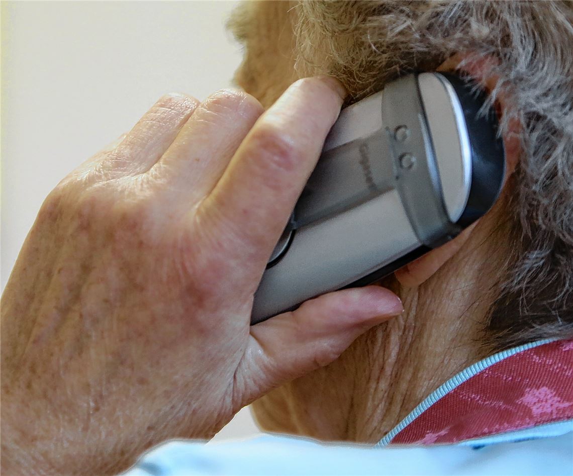 Das Telefon als Tatwaffe: Wenn „Verwandte“ oder „Polizeibeamte“ die Herausgabe von Geld fordern, ist Vorsicht geboten.Archivfoto: Huber