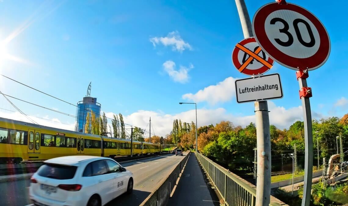 Das Tempolimit von 30 auf 40 Stundenkilometer an der Löwentorbrücke hatte bauliche Gründe. An Steigungsstrecken könnte dies laut Gutachten nun aber zur Dauerlösung werden.