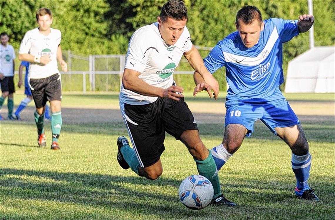 Das Testspiel zwischen den Aktiven von Spvgg Zaisersweiher (weiße Trikots) und TSV Kürnbach bildet den sportlichen Höhepunkt des Sportfestes. Foto: Fotomoment