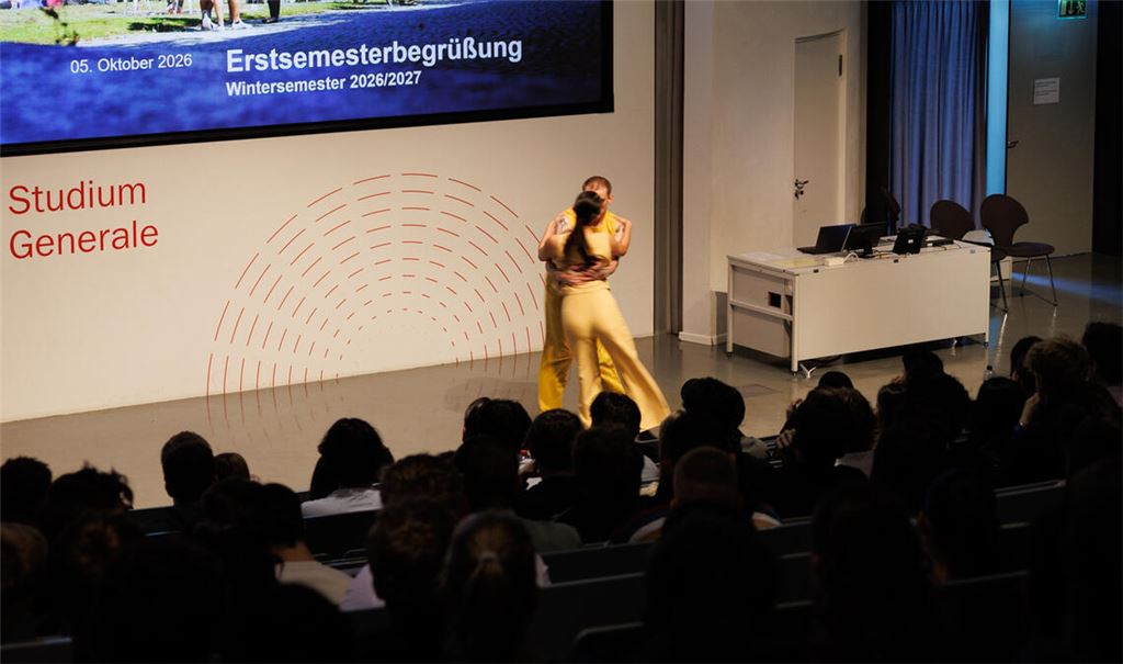 Das Theater Pforzheim stellt sich bei der Begrüßung der neuen Studentinnen und Studenten mit einer Kostprobe aus „Alice im Wunderland“ vor. Foto: Hochschule Pforzheim