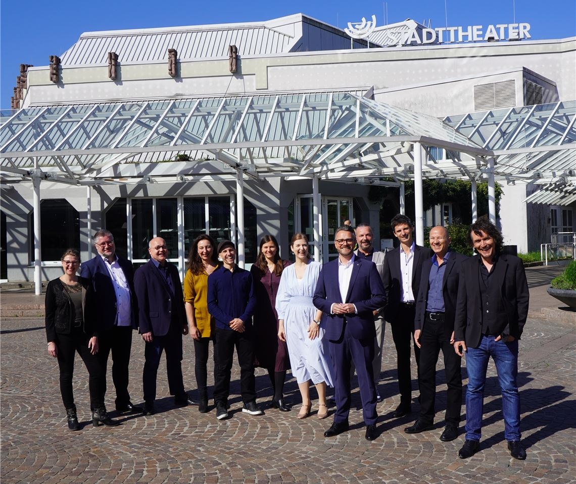 Alle ziehen an einem Strang Das Theater-Team: die designierte Leiterin des Jungen Theaters, Stephanie Kuhlmann (v.li.), der designierte Schauspieldirektor Andreas Frane, der designierte Intendant Markus Hertel, die Dramaturgin des Balletts, Alexandra Karabelas, der stellvertretende Ballettchef Damian Gmür, Dramaturgin Musik und Konzert Inken Meents, die leitende Dramaturgin des Schauspiels, Ulrike Brambeer, Pforzheims OB Peter Boch, Ballettchef und Chefchoreograf Guido Markowitz, Generalmusikdirektor Robin Davis, der stellvertretende Verwaltungsdirektor Manfred Selzer und Verwaltungsdirektor Uwe Dürigen. Foto: privat