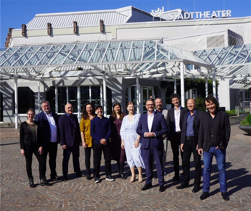 Das Theater-Team: die designierte Leiterin des Jungen Theaters, Stephanie Kuhlmann (v.li.), der designierte Schauspieldirektor Andreas Frane, der designierte Intendant Markus Hertel, die Dramaturgin des Balletts, Alexandra Karabelas, der stellvertretende Ballettchef Damian Gmür, Dramaturgin Musik und Konzert Inken Meents, die leitende Dramaturgin des Schauspiels, Ulrike Brambeer, Pforzheims OB Peter Boch, Ballettchef und Chefchoreograf Guido Markowitz, Generalmusikdirektor Robin Davis, der stellvertretende Verwaltungsdirektor Manfred Selzer und Verwaltungsdirektor Uwe Dürigen. Foto: privat