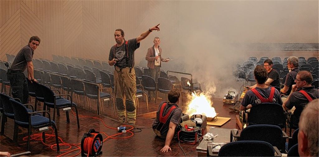 Das Thema Brandschutz, hier ein Bild von einem im April durchgeführten Verrauchungsversuch, würde bei einer Mühlehof-Sanierung „erhebliche Investitionen“ erfordern.