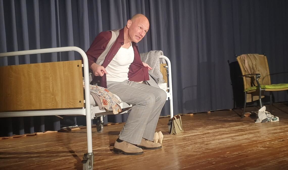 Das Thema Demenz ist kein Tabu mehr. Es gibt Hilfsmöglichkeiten, und es gibt sogar Theaterstücke, die einen öffentlichen Diskurs anstoßen – wie etwa hier bei einer Vorstellung mit dem Mimen Achim Conrad. Foto: Archiv