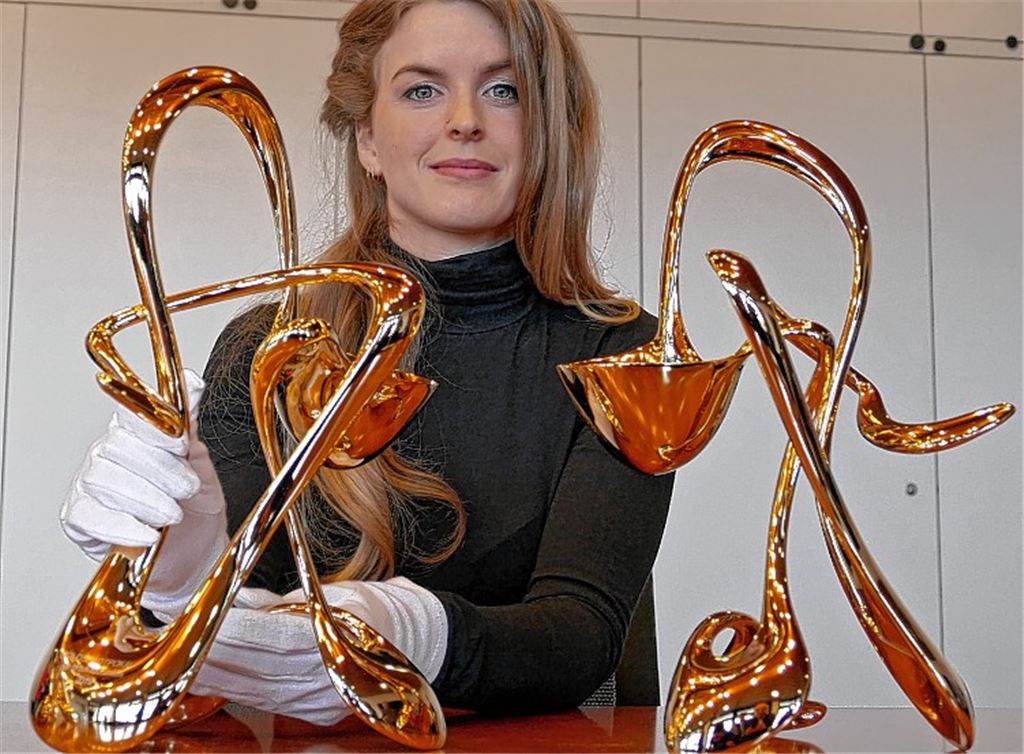 Pokal dreht sich elegant um die eigene Achse