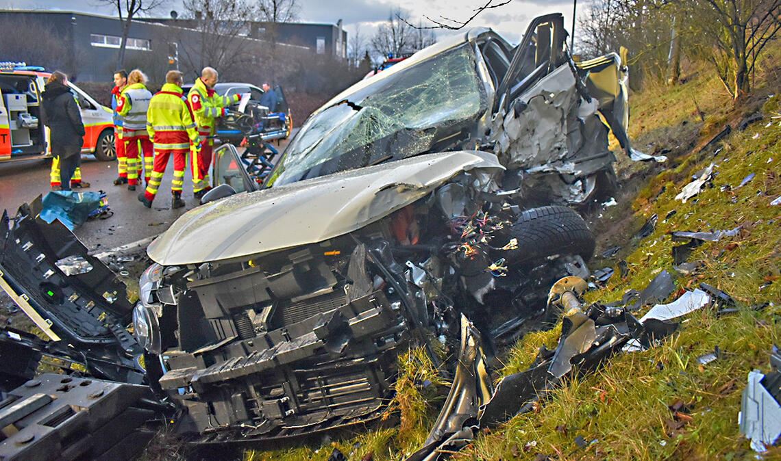 Das Todesopfer saß nach ersten Meldungen im beteiligten Nissan. Foto: Myroshnichenko