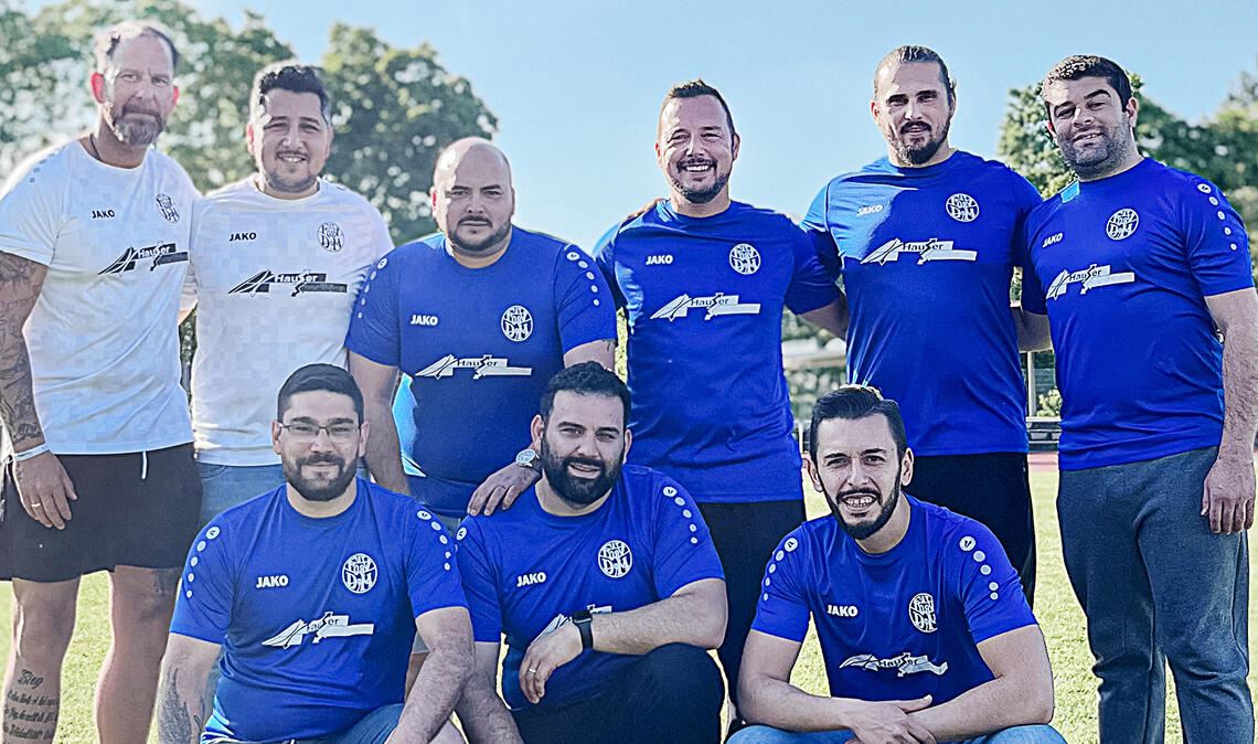 Das Trainerteam der Sender Kickers ist bereit: Micha Horntrich (Jugendleitung und U9), Ugur Cebeci (Jugendleitung), Orkan Okudan (U7), Can Scheffold (U9), Fatih Aktar (U7), Orhan Celik (U11/hinten, v.li.), Serdar Kurt (U9), Nafiz Acikel (U11) und Abduhalim Murat (U7/vorne, v.li.). Foto: privat