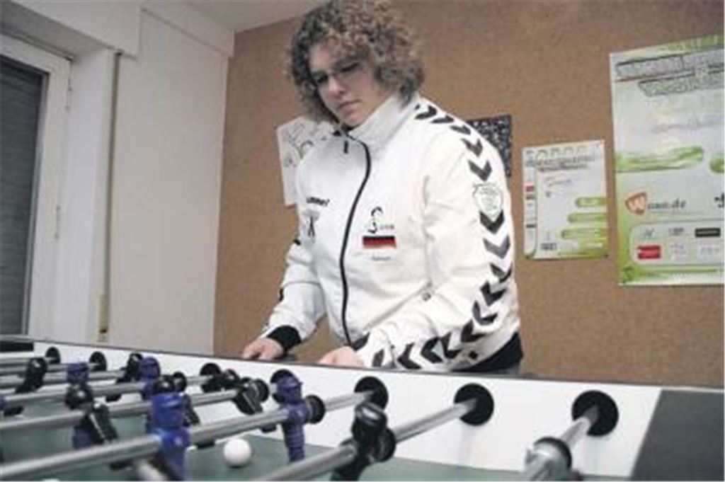 Das Training am eigenen Tischkicker zahlt sich aus: Imke Queitsch durfte bei der Weltmeisterschaft erstmals das Nationaldress anziehen. Foto: Krebs