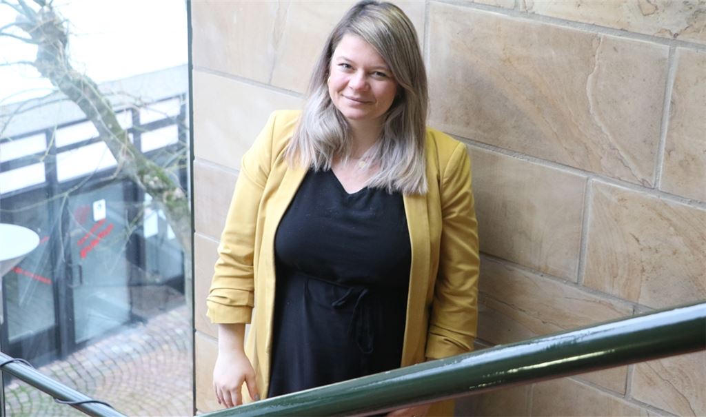 Das Treppensteigen strengt zwar schon an, dennoch will Bürgermeisterin Antonia Walch bis zum Mutterschutz ab Mitte Januar weiter im Beruf Vollgas geben. Foto: Deeg