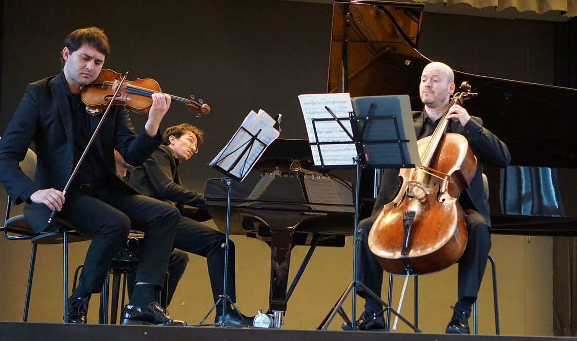 Das Trio „Delyria“ präsentiert ein nachdenklich stimmendes Programm. Foto: Bastian