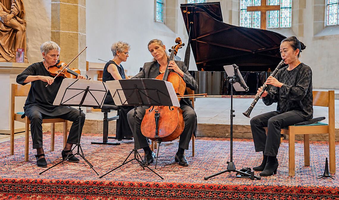 Das Trio Vivente mit der Klarinettistin Shizuyo Oka in Aktion. Die Zuhörerinnen und Zuhörer lauschen fasziniert und gebannt. Foto: Bastian
