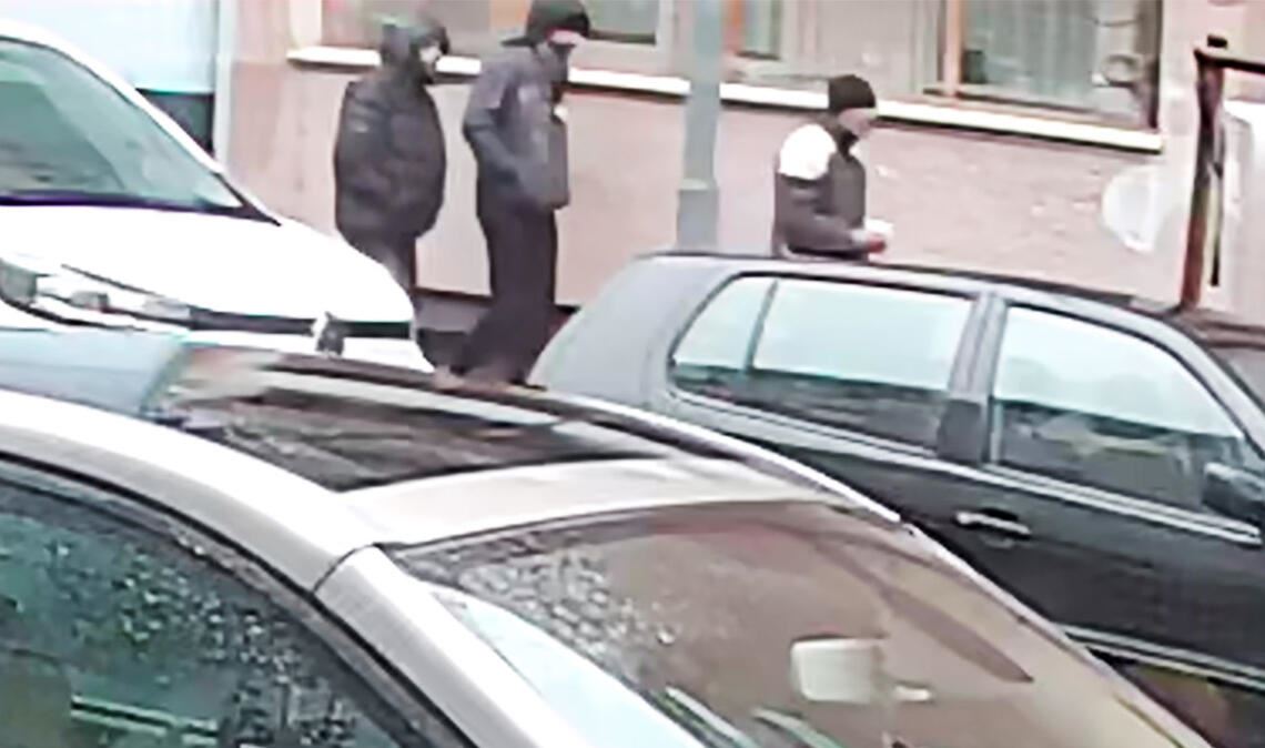 Das Trio gemeinsam unterwegs: Die drei Männer hätten, so die Polizei, „mit hoher Wahrscheinlichkeit“ den Raub begangen.Fotos: pol