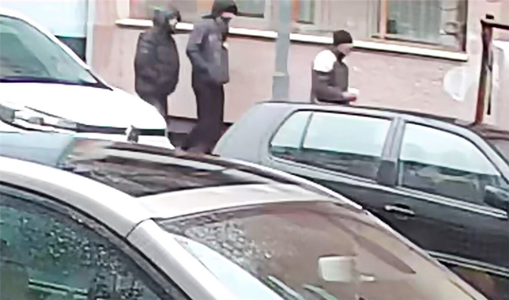Das Trio gemeinsam unterwegs: Die drei Männer hätten, so die Polizei, „mit hoher Wahrscheinlichkeit“ den Raub begangen.Fotos: pol