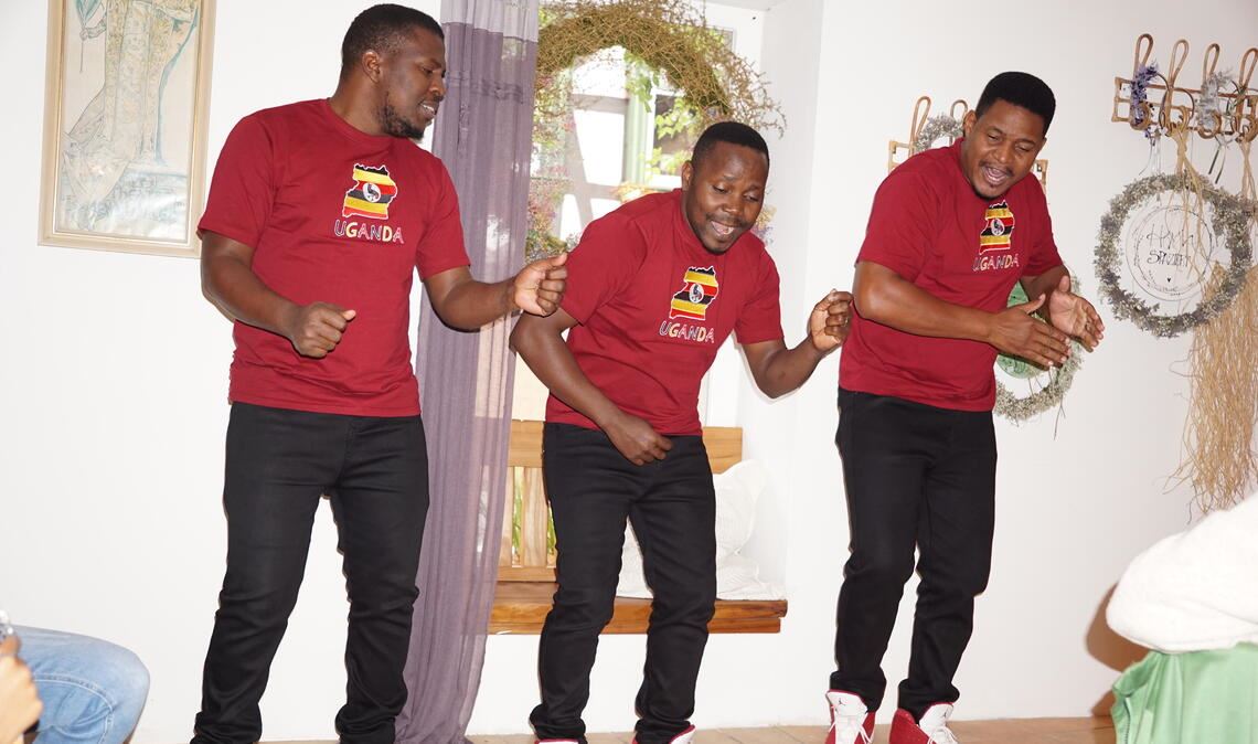 Das Trio setzt sich zusammen aus Arthur Ssenkusu, Silver Sserunkuma, Michael Seruzzi (v.li.). Foto: Bastian