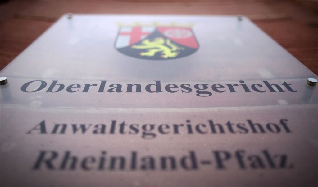 Das Türschild des Oberlandesgerichts in Koblenz.