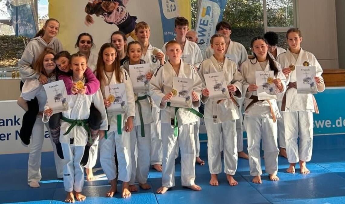Das U-15-Mixed-Team des KSV Esslingen freut sich über den Titel.