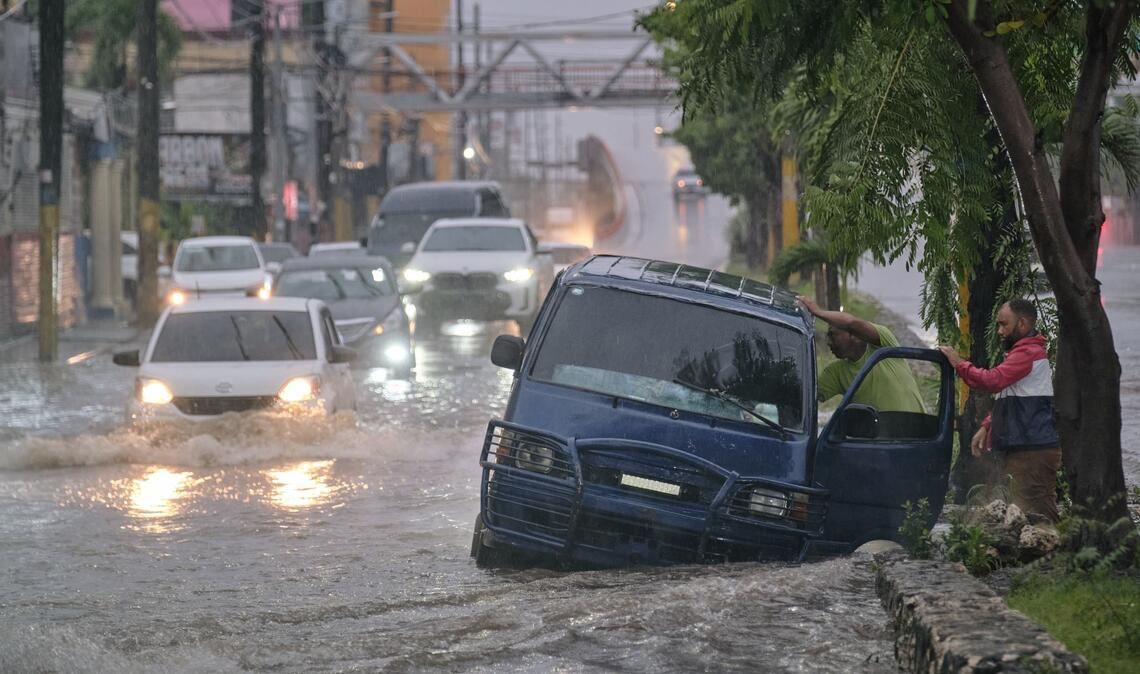 Das US-Hurrikanzentrum warnt vor gefährlichen Überschwemmungen und Erdrutschen.