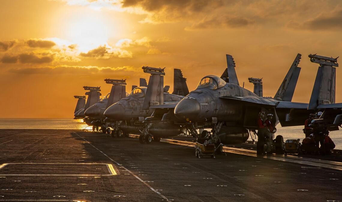 Das US-Militär nutzt für seine Angriffe unter anderem zwei Flugzeugträger. (Archivbild)