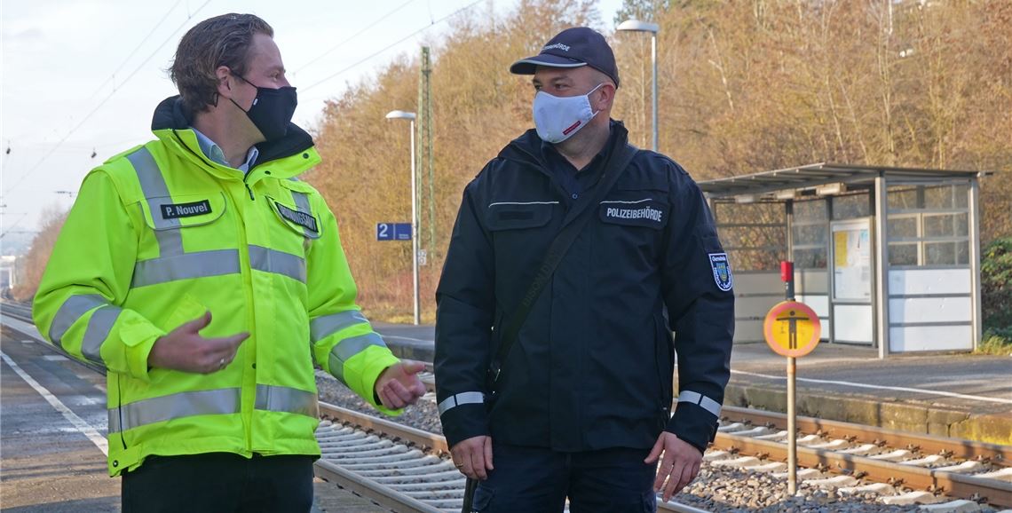 Das Überqueren der Bahngleise ist verboten, auch am Bahnhof in Niefern. Pascal Nouvel (links) und Josip Jakic bauen daher auf Vernunft und auf Abschreckung durch regelmäßige, unangekündigte Kontrollen Foto: Stefan Friedrich