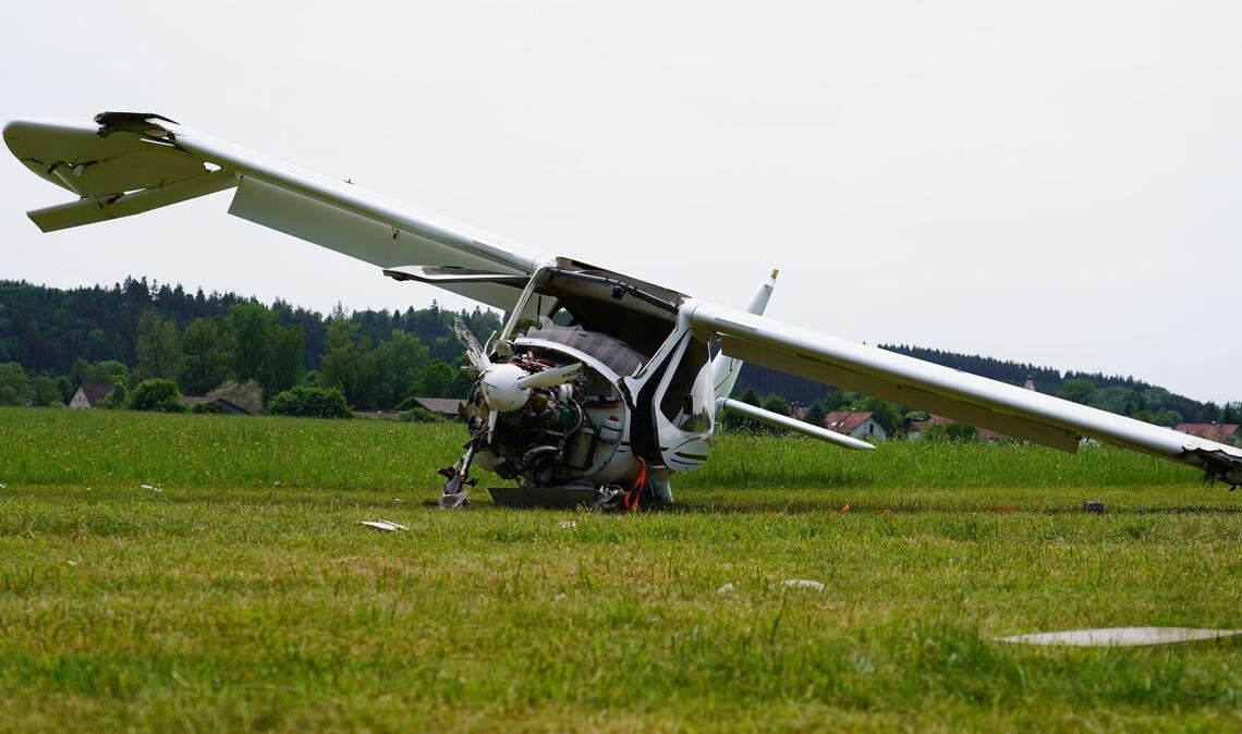 Das Ultraleichtflugzeug wurde bei dem Aufprall vollständig zerstört.