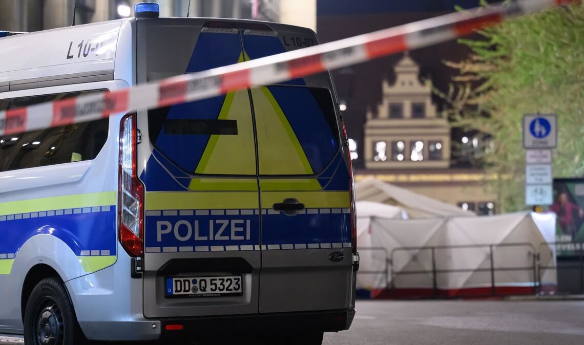 Das Umfeld des Tatorts bleibt noch bis zum späten Dienstagnachmittag gesperrt, weil die Polizei dort Spuren sichert.