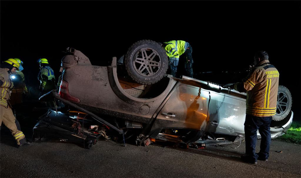 Das Unfallauto ist auf dem Dach gelandet. Foto: Recken