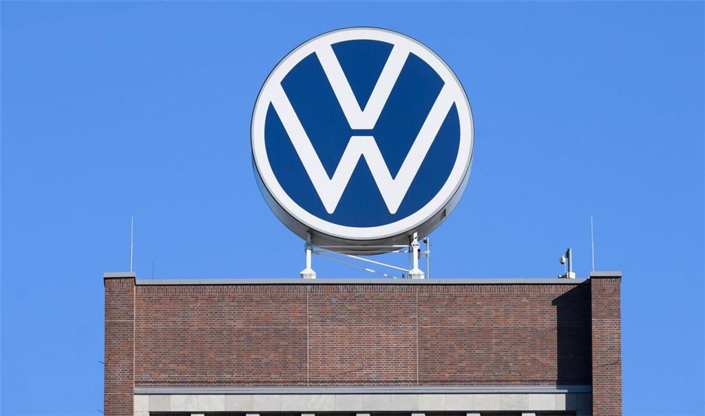 Das VW-Logo steht auf dem Markenhochhaus im Volkswagen Stammwerk.