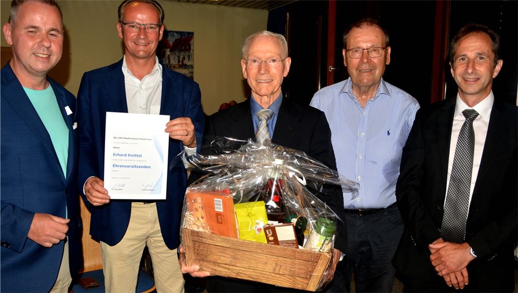 Das Verdienst des Maulbronner CDU-Ortsverbands-Ehrenvorsitzenden Erhard Knittel (Mitte) würdigten der CDU-Kreisgeschäftsführer Patrick Sommer (v.li.), der CDU-Bundestagsabgeordnete Gunther Krichbaum, der stellvertretende Vorsitzende des Ortsverbands, Roland Evers, und der Vorsitzende Dr. Jochen Birkle. Foto: Stahlfeld