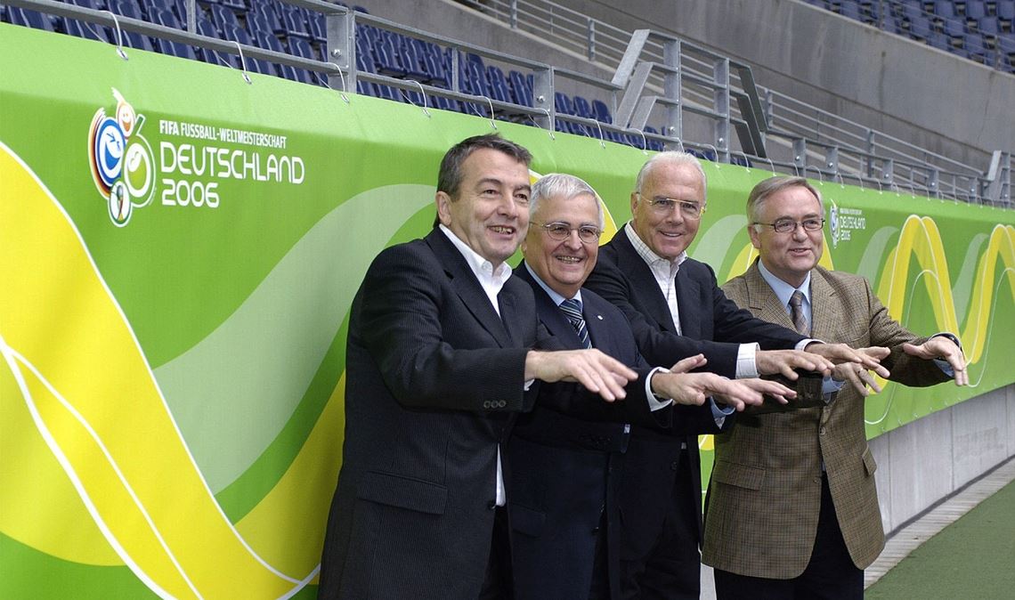 Das Verfahren gegen Wolfgang Niersbach (l.),  Theo Zwanziger und Horst R. Schmidt, die hier mit Franz Beckenbauer (Zweiter von rechts) abgelichtet sind, wurde eingestellt. (Archivbild)