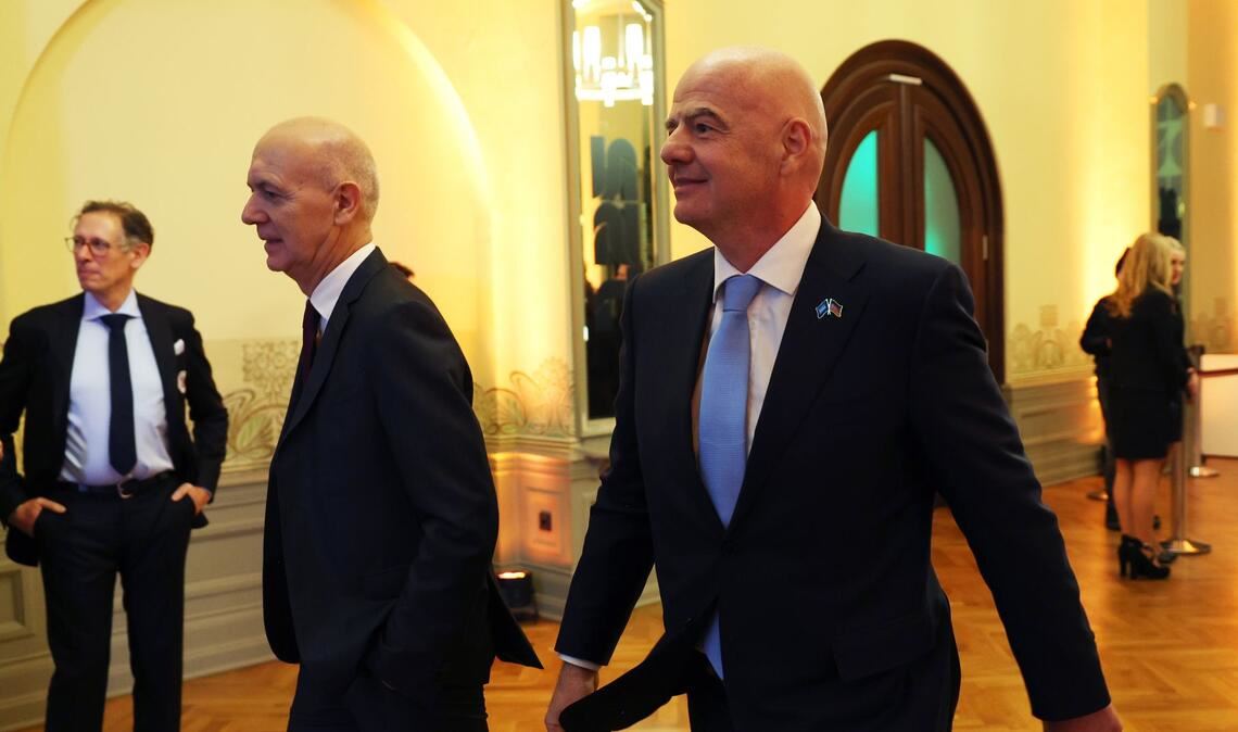 Das Verhältnis des DFB mit Bernd Neuendorf (l) zur FIFA und Gianni Infantino hat sich inzwischen entspannt. (Archivbild)