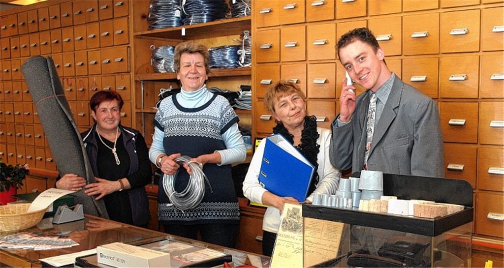 Das Verkaufsteam von Gummi Bamb (v. li.): Rita Ewert, Martina Hobler und Margarethe Zoller, Marco Zoller, seither bei KSW in Mühlacker, ist nun Abteilungsleiter in Pforzheim. Foto: Appich