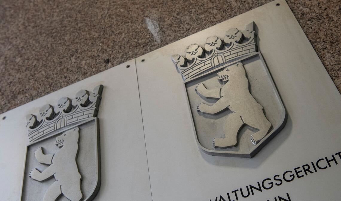 Gericht droht Regierung im Visa-Streit mit Zwangsgeld Das Verwaltungsgericht Berlin droht der Bundesregierung ein Zwangsgeld an. Sie müsse zeitnah über den Antrag einer afghanischen Familie entscheiden. (Symbolbild)