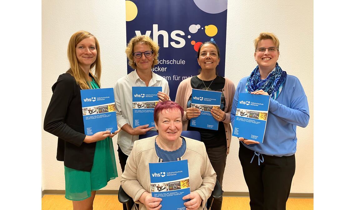 Das Vhs-Team Iris Molineus (v.li.), Majke Scheible, Petra Schmidt (sitzend), Christina Buchtala und Dr. Martina Terp-Schunter mit dem neuen Programmheft. Foto: privat