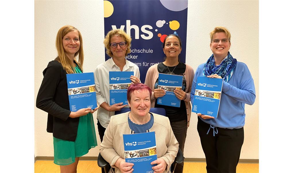 Das Vhs-Team Iris Molineus (v.li.), Majke Scheible, Petra Schmidt (sitzend), Christina Buchtala und Dr. Martina Terp-Schunter mit dem neuen Programmheft. Foto: privat