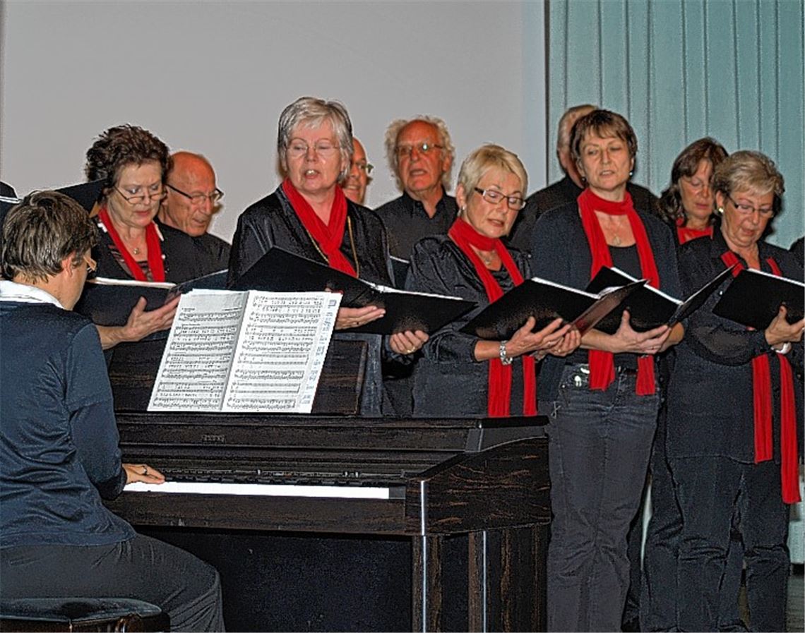 Das Vokalensemlbe „InTakt“ sorgt für den richtigen Ton. Fotos: Filitz