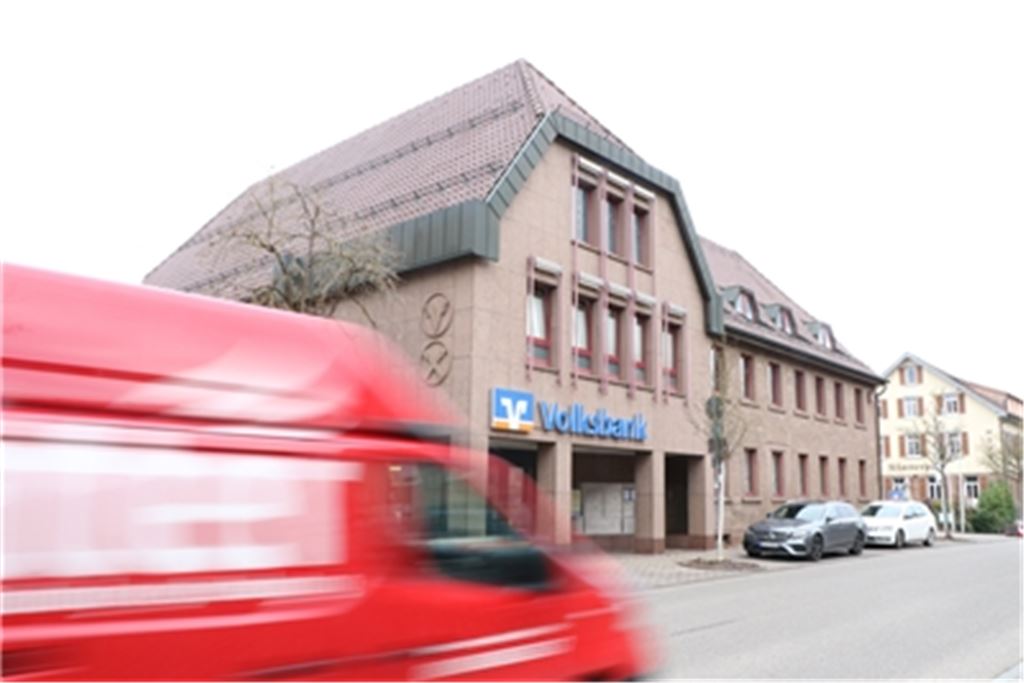 Das Volksbankhaus an der Frankfurter Straße in Maulbronn erfährt eine Umnutzung. Auch das dazugehörige Areal soll künftig anders genutzt werden. Archivfoto: Disselhoff