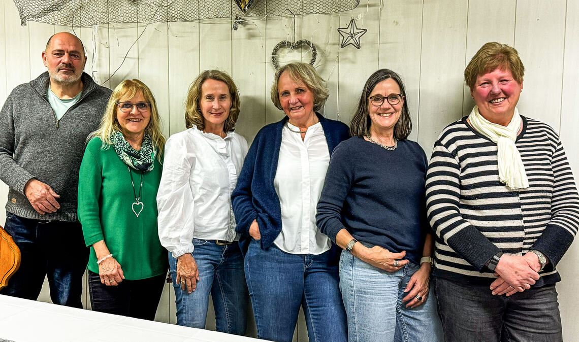 Das Vorstandsteam des Partnerschaftskomitees mit (v. li.) Bernd Hagenbuch, Marion Tschätsch, Christa Scherrer, Maren Recken, Erika Stark. Foto: Ulrich Tschätsch