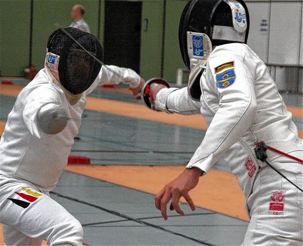 Das Wappen des TV Mühlacker, wie hier auf dem Ärmel von Degenfechter Tobias Geiger (re.), der nach München zog, war in letzter Zeit seltener auf Aktiven-Turnieren zu sehen. Aus der kleinen Fechtabteilung beteiligen sich insbesondere die Jugendlichen am Wettkampfgeschehen. Archivfoto: Eigner