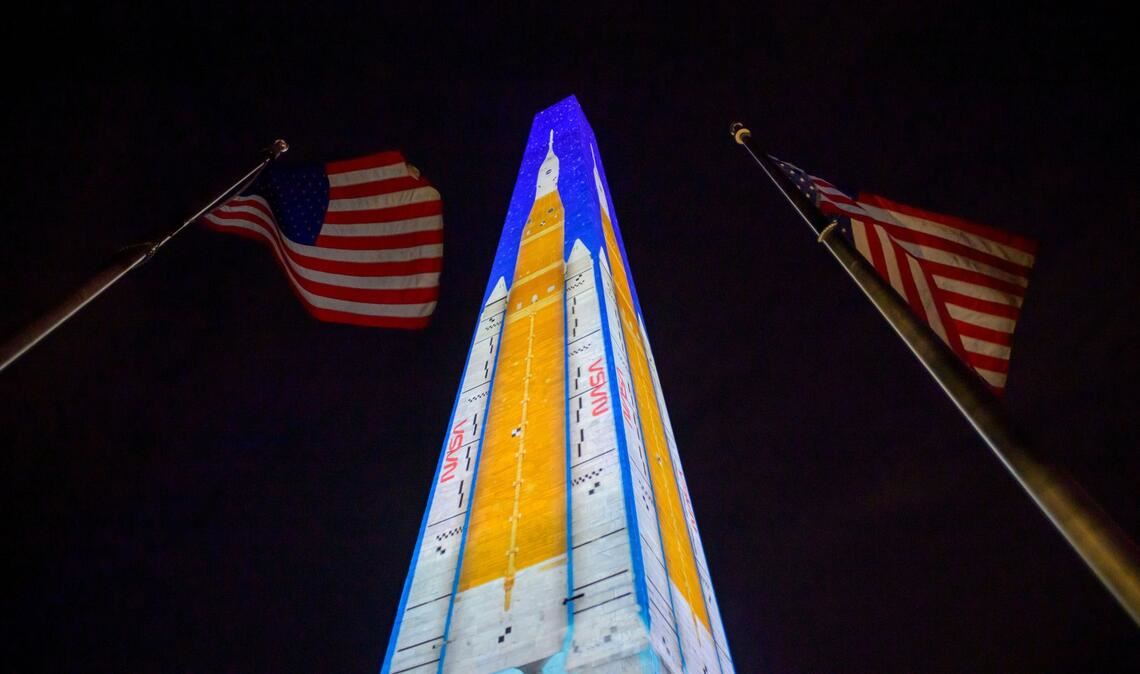 Das Washington Monument wird mit Bildern beleuchtet.
