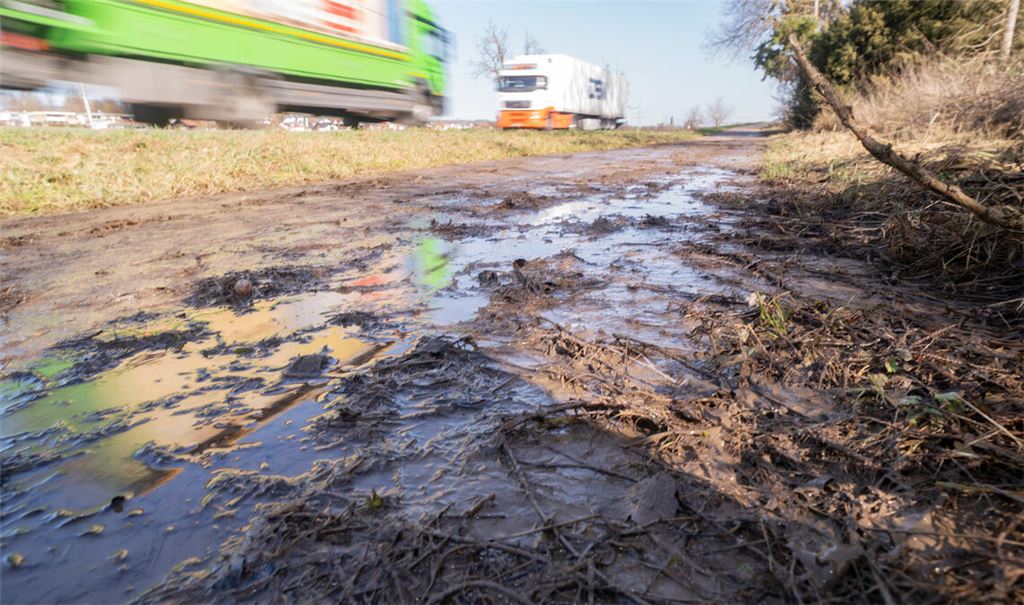 Das Wasser auf dem Weg ist am Donnerstag dem Schlamm gewichen.  Foto: Fotomoment