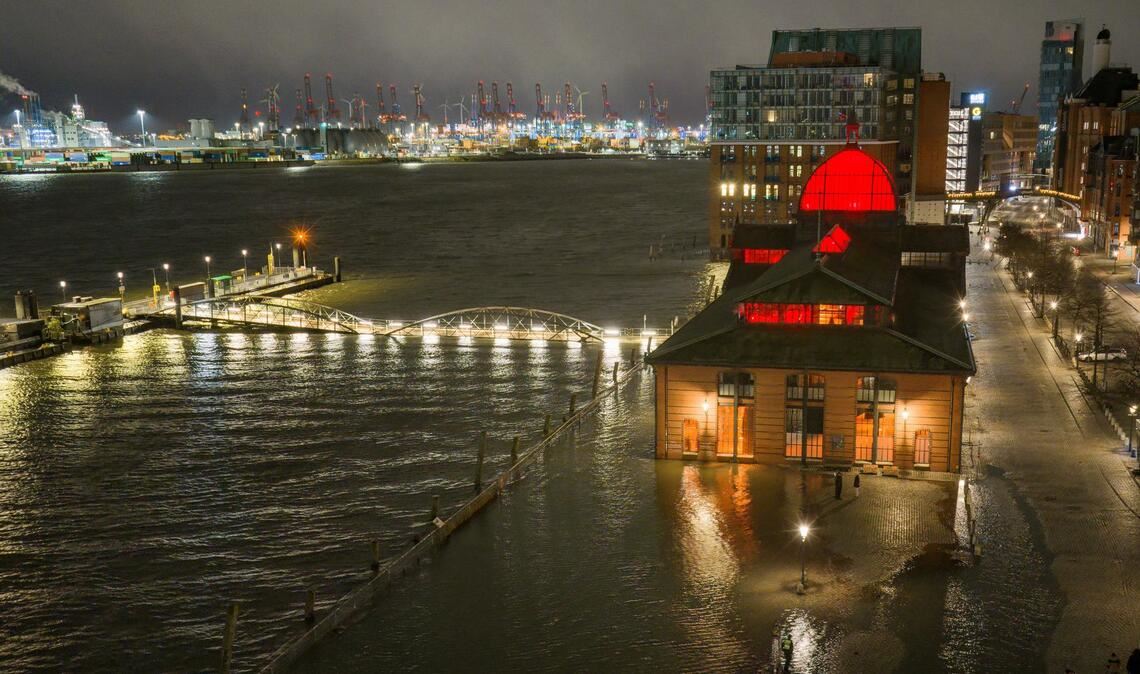 Das Wasser der Elbe drückt bei Hochwasser und einer Sturmflut auf den Hamburger Fischmarkt