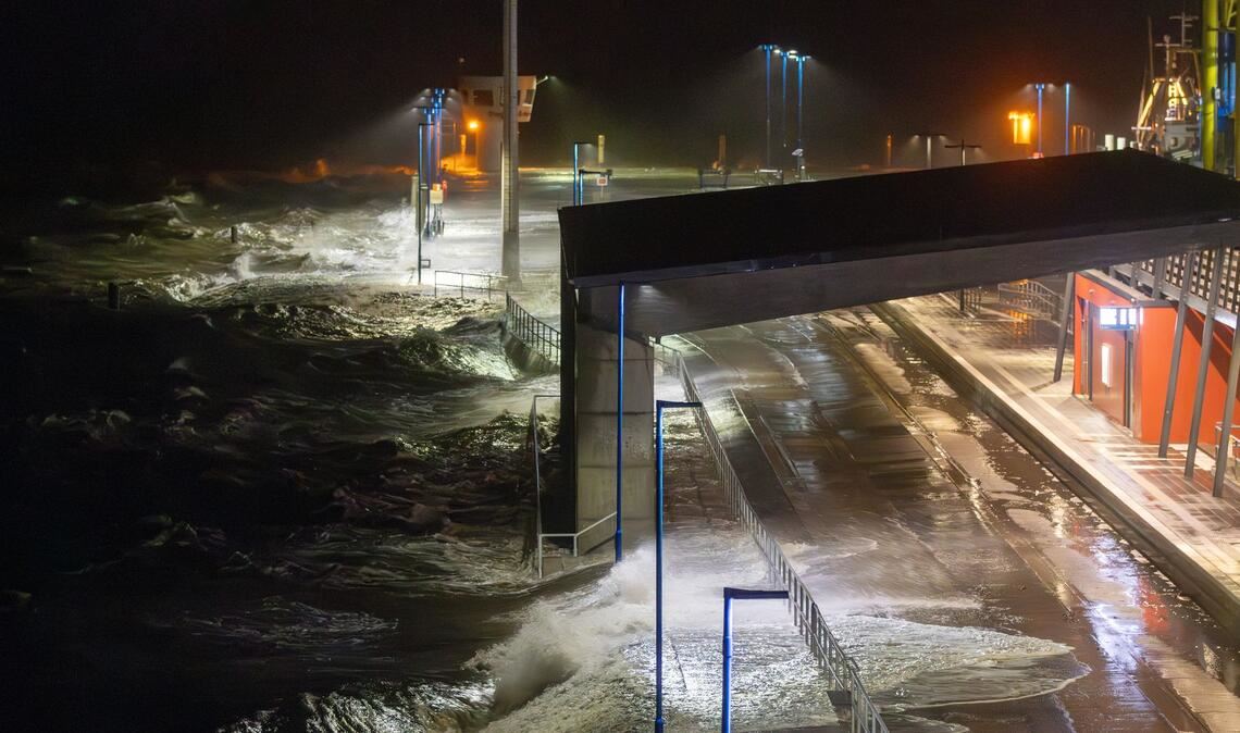 Das Wasser der Nordsee drückt bei Sturm auf den Fährhafen Dagebüll.