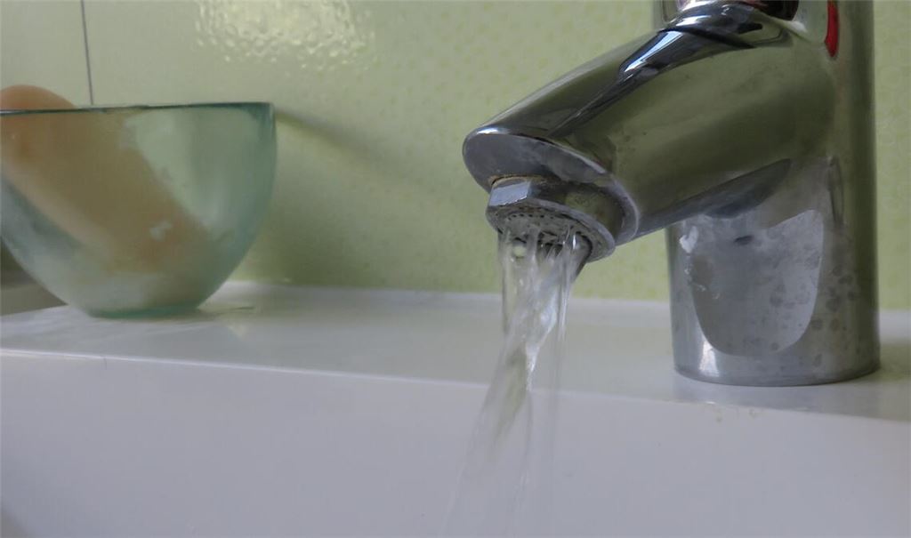 Das Wasser fließt. Damit dies auch in Notfällen gewährleistet ist, gibt es eine 24-Stunden-Rufbereitschaft. Foto: Archiv