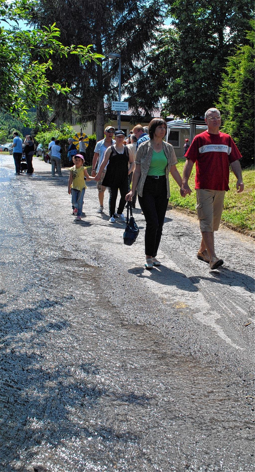 Das Wasser sucht oberirdisch seinen Weg in Richtung See (Bild li.). Immerhin bleibt die Berieselung von oben aus, was Attraktionen wie Musikvorträgen und Torwandschießen zugutekommt.