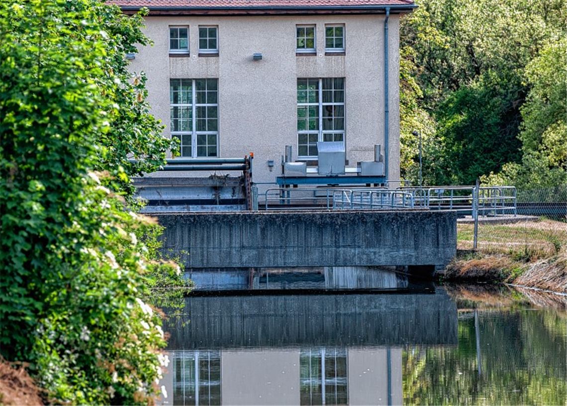 Das Wasserkraftwerk EnzbergI wurde laut EnBW 1936 am bereits bestehenden Streichwehr errichtet. Es erzeugt nach Betreiberangaben im Jahr rund 840000 Kilowattstunden CO2-freien Strom, womit durchschnittlich knapp 250 Vier-Personen-Haushalte versorgt werden könnten.Fotomoment