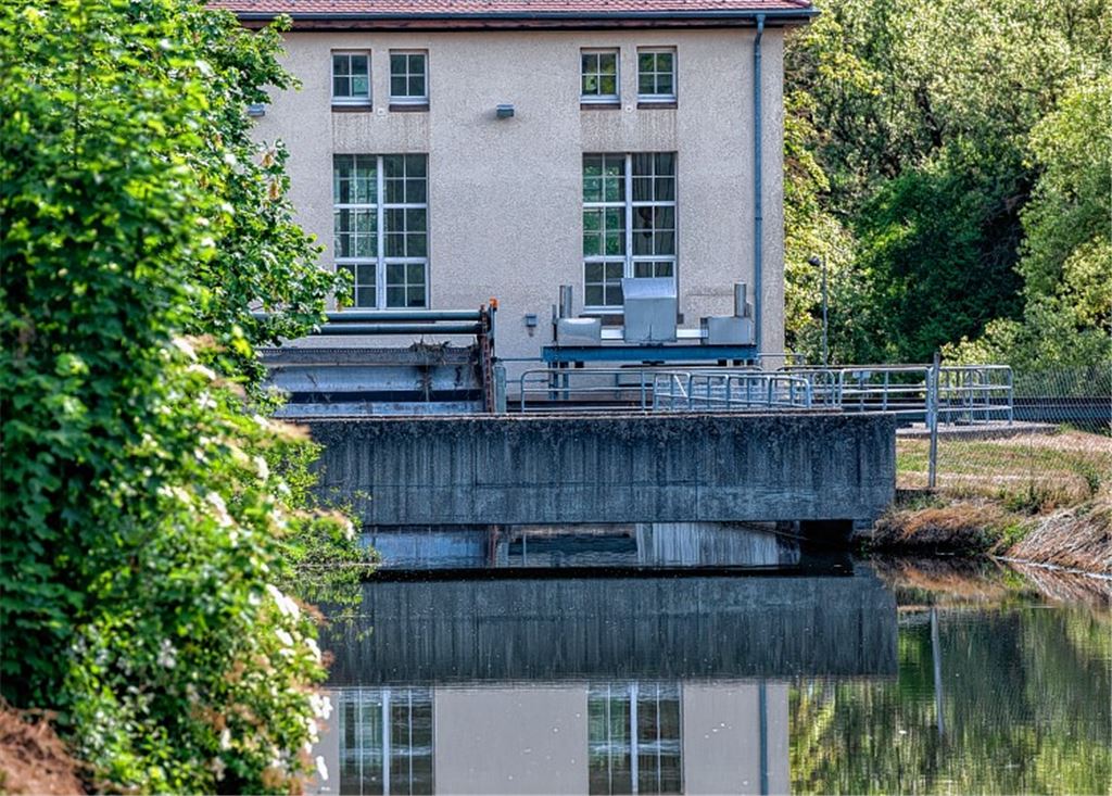 Das Wasserkraftwerk EnzbergI wurde laut EnBW 1936 am bereits bestehenden Streichwehr errichtet. Es erzeugt nach Betreiberangaben im Jahr rund 840000 Kilowattstunden CO2-freien Strom, womit durchschnittlich knapp 250 Vier-Personen-Haushalte versorgt werden könnten.Fotomoment