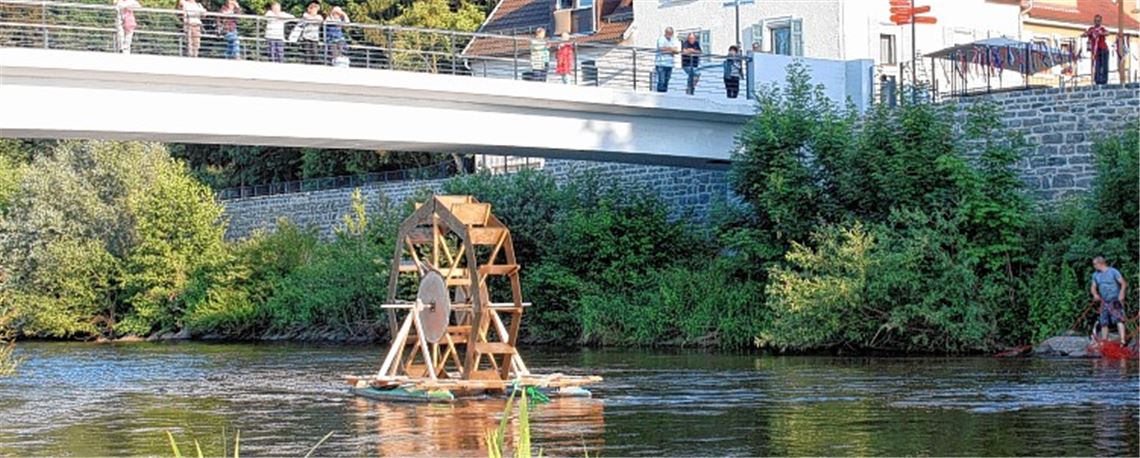 Das Wasserrad an seinem neuen Standort in der Enz. Foto: privat