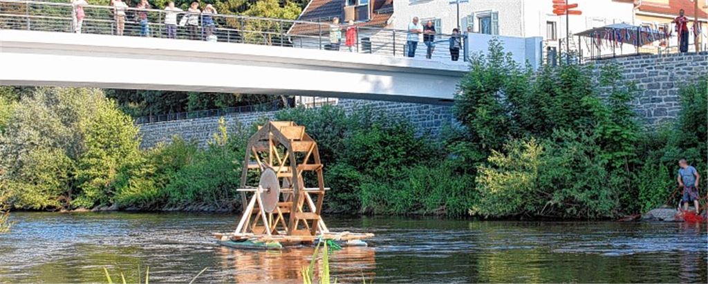 Das Wasserrad an seinem neuen Standort in der Enz. Foto: privat