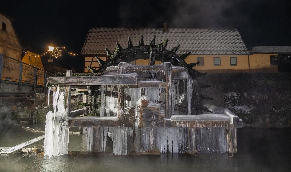 Das Wasserschöpfrad an der Wiesent in Ebermannstadt ist mit Eis überzogen.